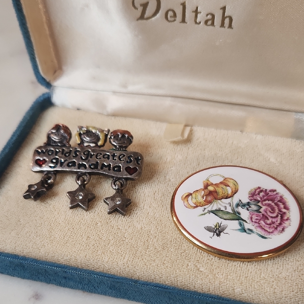AJMC | Porcleain and Silvertone Fun Brooch Set
